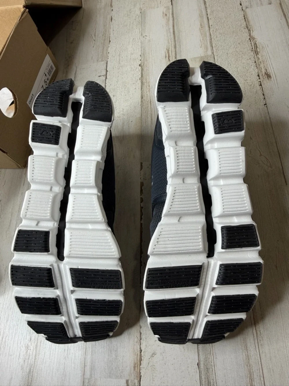 On Running Women's Athletic Shoes - Picture 3 of 9